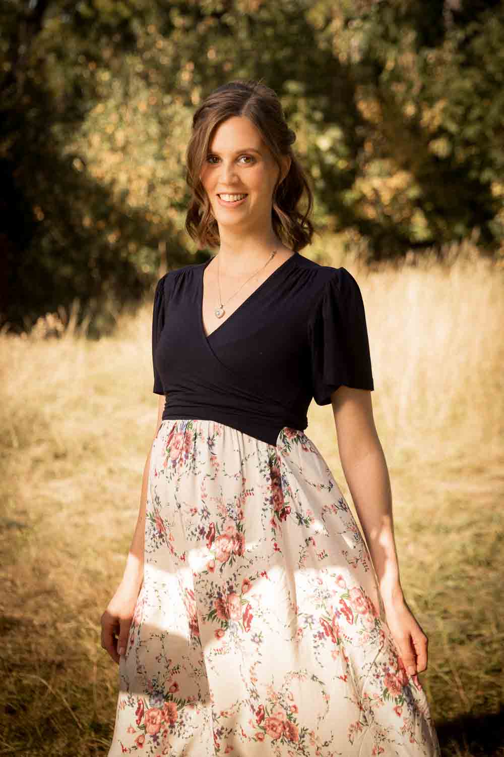 Babybauch Shooting bei Sonnenlicht – natürliche Schwangerschaftsfotografie in Niederösterreich.