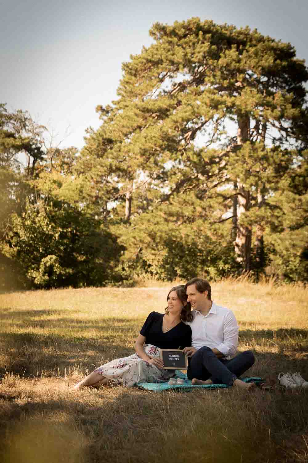 Paarfotos mit Babybauch im Grünen – Schwangerschaftsfotografie Wien.