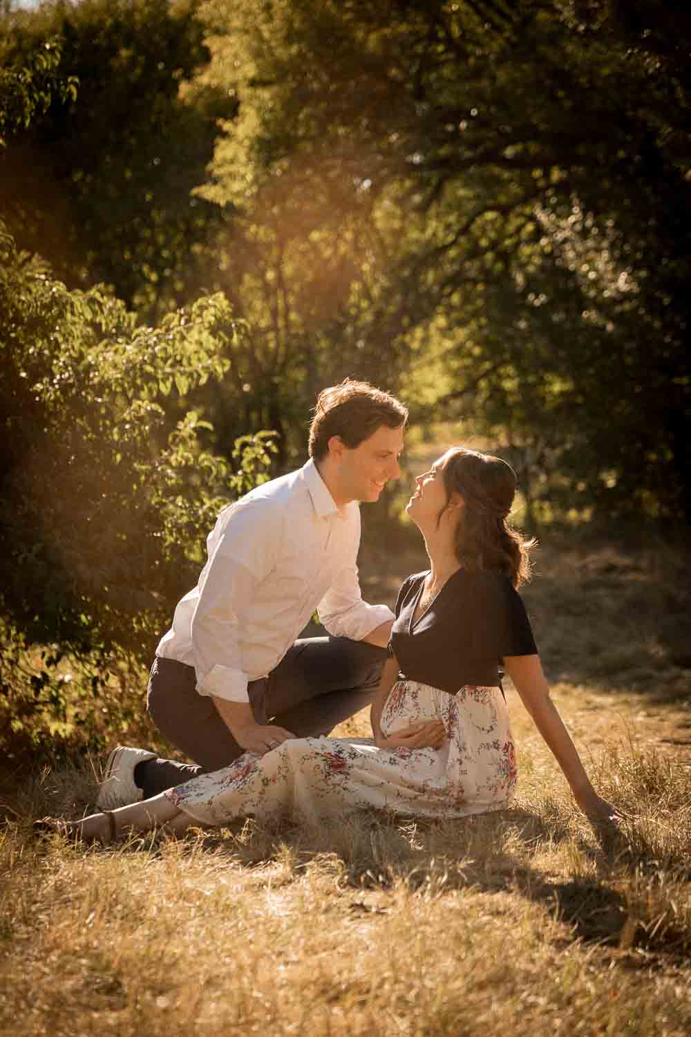 Liebevolle Schwangerschaftsfotos im Wald – Babybauch Shooting Niederösterreich.