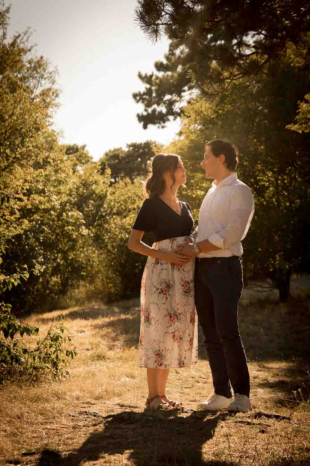 Natürliches Babybauchfoto im Waldlicht – Schwangerschaftsfotos Wien.