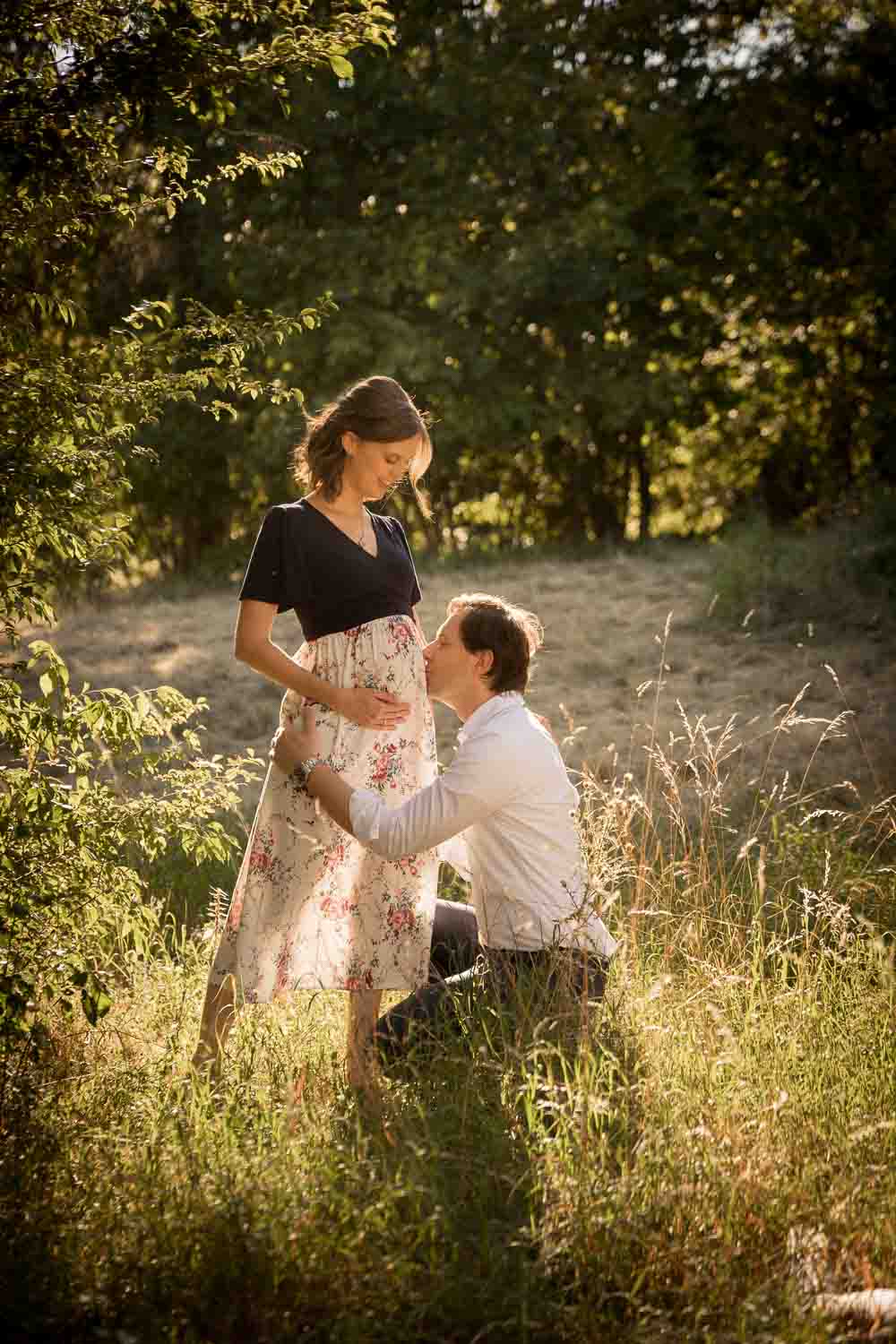 Babybauch Shooting auf der Wiese – natürliche Schwangerschaftsfotos in Wien.