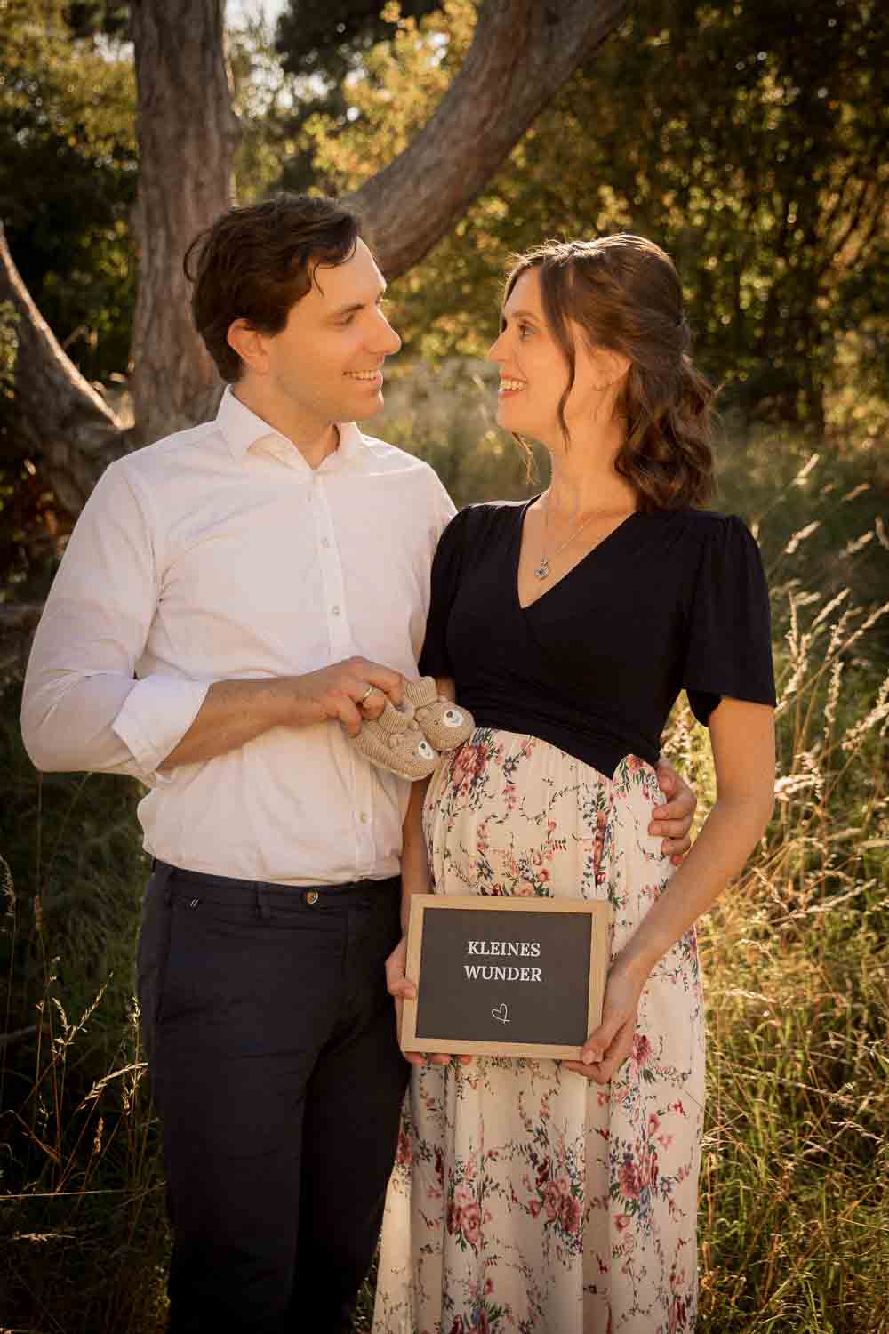 Liebevolle Babybauchfotos in der Natur – Schwangerschaftsfotografie in Wien.