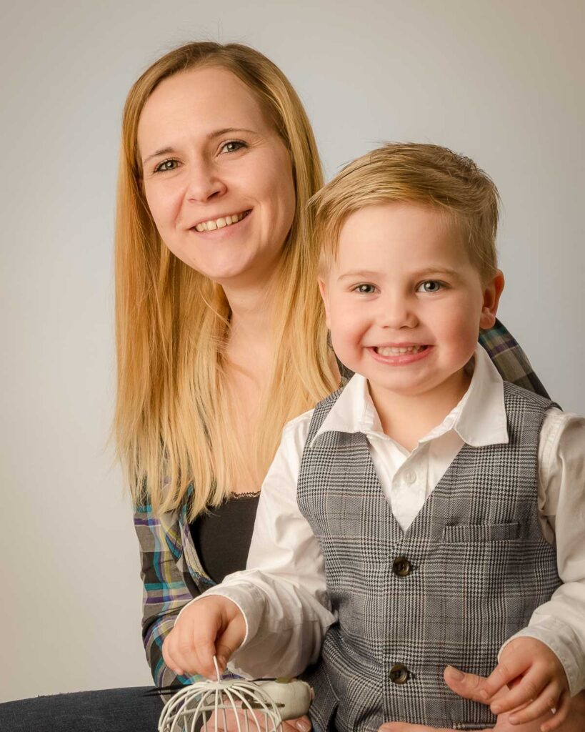 Sohn und Mutter im Bilderzimmer